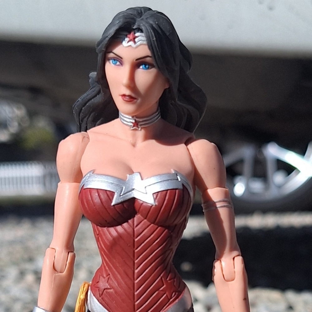 Wonder Woman Collectible Action Figure with Red & Silver Outfit DC Comics C05614 - Picture 2 of 12